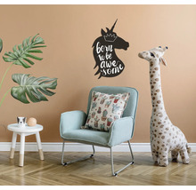 Decoratieve kinderkamer met fauteuil, giraffe knuffeldier en eenhoorn muursticker