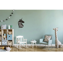 Kinderkamer met rekken, schommelstoel, fauteuil en eenhoorn muursticker