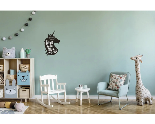 Kinderkamer met rekken, schommelstoel, fauteuil en eenhoorn muursticker