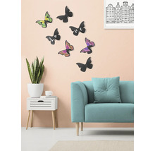 Decoratieve woonkamer met bank, bijzettafel, kamerplant en vlinderwanddecoratie