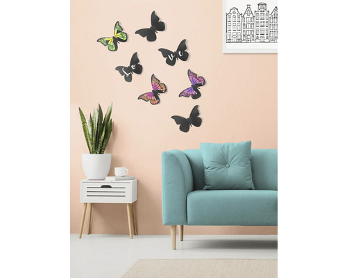 Decoratieve woonkamer met bank, bijzettafel, kamerplant en vlinderwanddecoratie