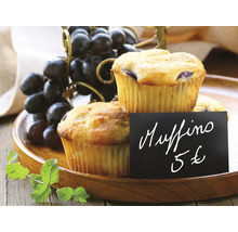 Twee muffins met prijskaartje en druiven op een houten dienblad