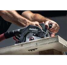 Metabo cirkelzaag KS 18 LTX 57 bij het zagen van een houten plank