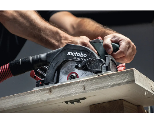 Metabo cirkelzaag KS 18 LTX 57 bij het zagen van een houten plank