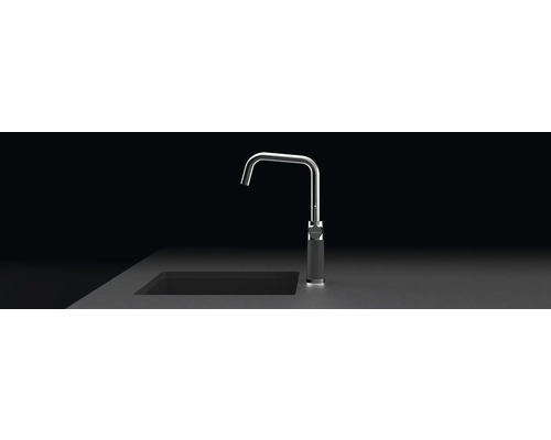 Keukenkraan met rechthoekige uitloop op een spoelbak