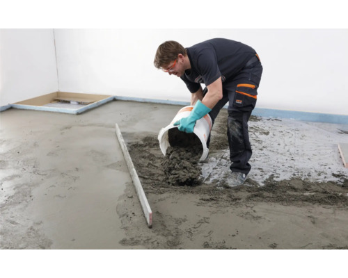 Ambachtsman giet cementdekvloer op een vloer