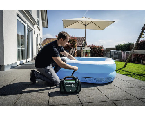Man pompt een zwembad op een terras op met een Metabo pomp