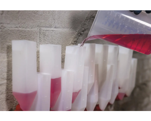 Vloeistof gieten in plastic containers