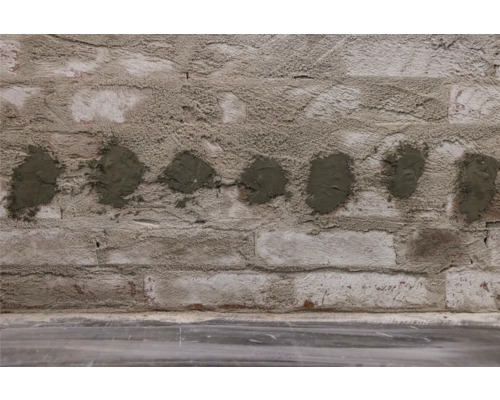 Bakstenen muur met mortelvlekken