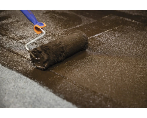 Verfroller brengt coating aan op vloer