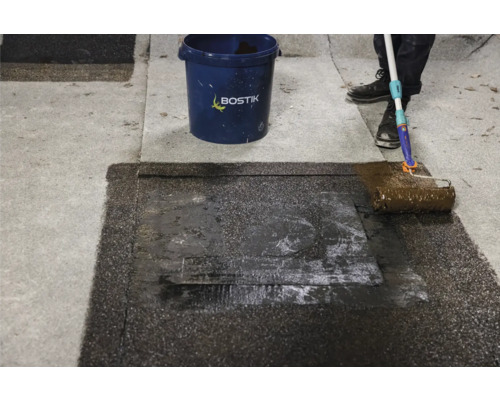 "Aanbrengen van dakbedekking met een verfroller