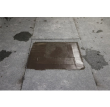 Reparatie van plat dak met bitumen reparatiemassa op dakleer
