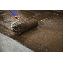 Verfroller brengt coating aan op de vloer