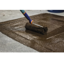 Verfroller brengt vloerverf aan op beton