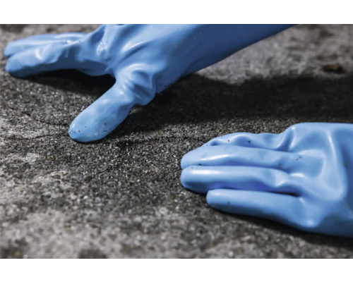 Twee blauwe beschermhandschoenen liggen op een ruw oppervlak.
