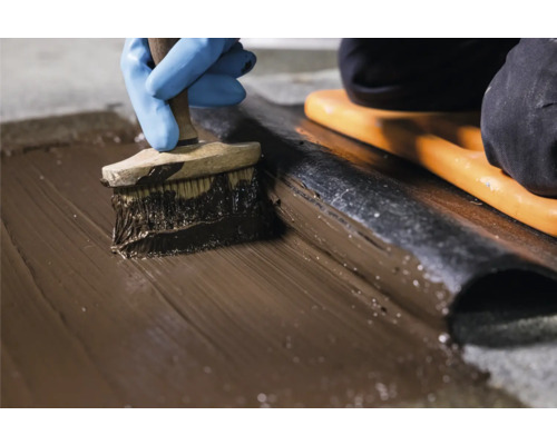 Aanbrengen van afdichtmiddel met een borstel op een oppervlak