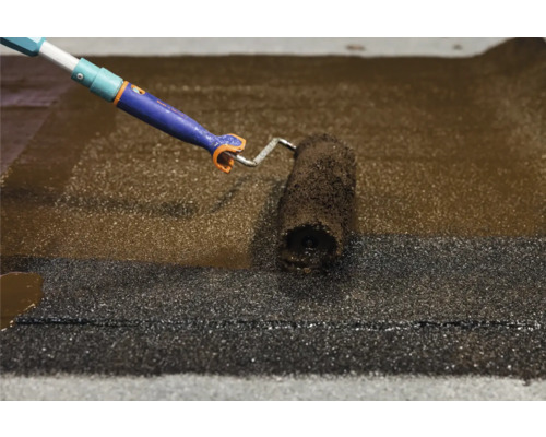 Dakbedekking wordt aangebracht met een verfroller