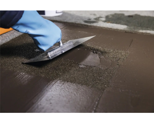 Aanbrengen van egalisatiemortel met een troffel