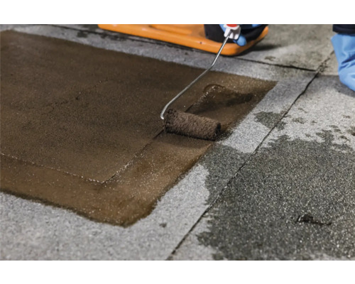 Persoon rolt dakbedekking op bitumen dakshingles