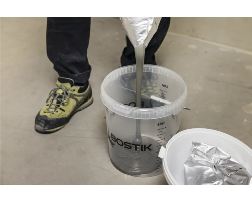 Gietmortel wordt gemengd in een emmer van Bostik