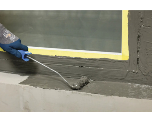 Aanbrengen van een afdichting met een verfroller binnenshuis.