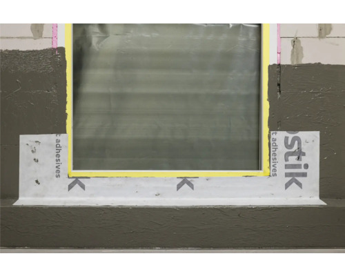 Vensterinstallatie met afdichtband en stuc