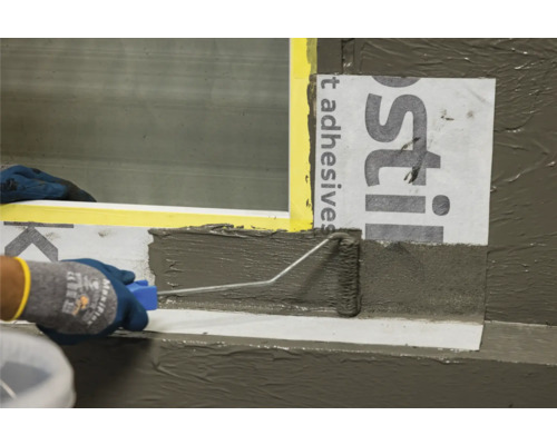 Aanbrengen van afdichtmiddel met een verfroller op een vensterbank