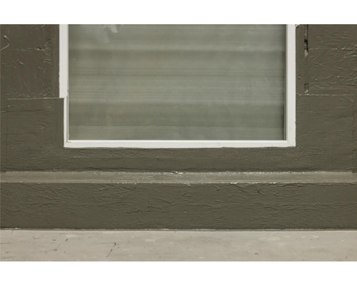 Close-up van een kelderraam na renovatie