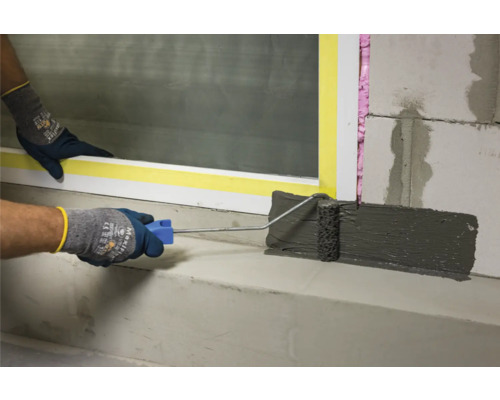 Afdichting met verfroller op metselwerk