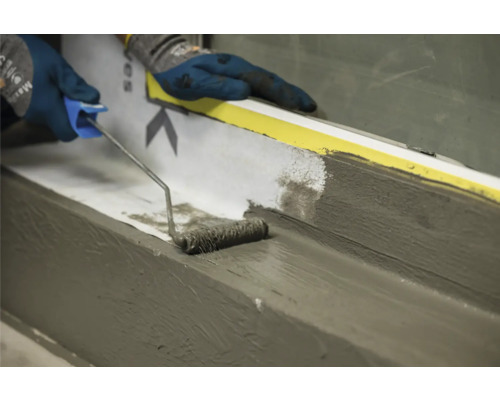 Aanbrengen van een afdichtmiddel op een oppervlak met een roller