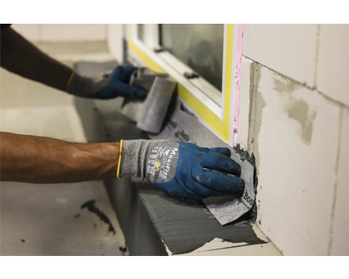 Afdichting van een vensteraansluiting met afdichtband.