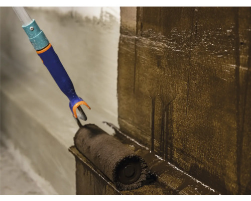 Verf wordt met een verfroller op een muur aangebracht.