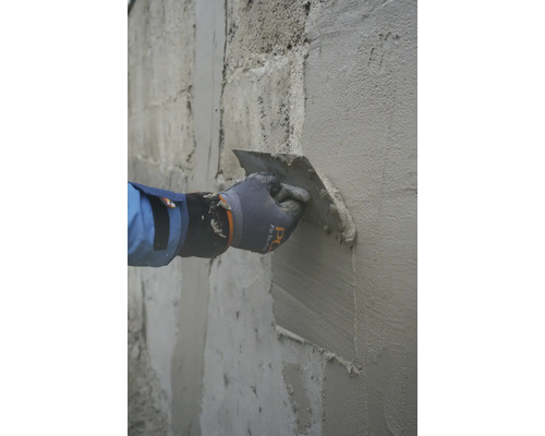 Aanbrengen van stucwerk op een muur met een pleisterspaan