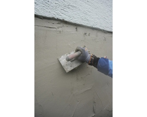 Stucwerk aanbrengen op een muur met een pleisterspaan