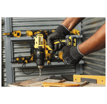 Boren met een accuboormachine van DeWalt in een werkplaats