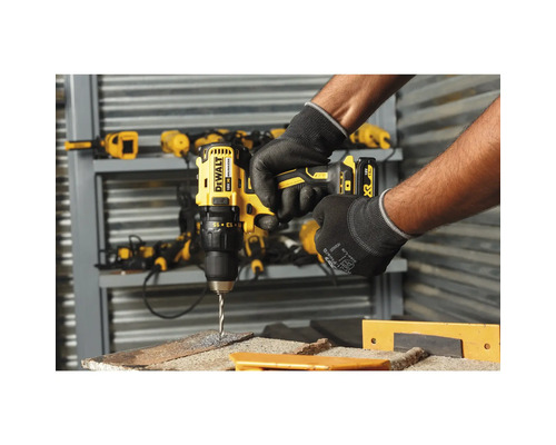 Boren met een accuboormachine van DeWalt in een werkplaats