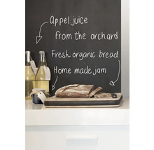 Appelsap, brood en jam op een aanrecht voor een schoolbord