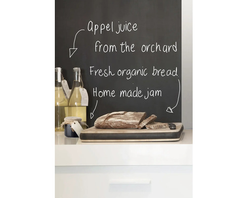 Appelsap, brood en jam op een aanrecht voor een schoolbord