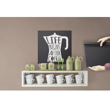 Wandrek met kopjes en decoratie, daarboven een afbeelding met het opschrift Life begins after Coffee