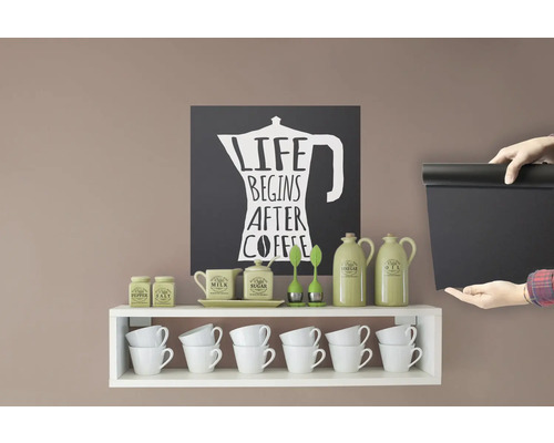 Wandrek met kopjes en decoratie, daarboven een afbeelding met het opschrift Life begins after Coffee