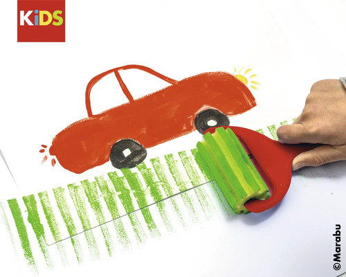 Schildergereedschap met sponsroller en voorbeeld afbeelding met auto en weide