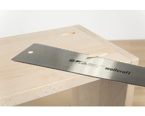 Handzaag van het merk Wolfcraft bij het zagen van hout