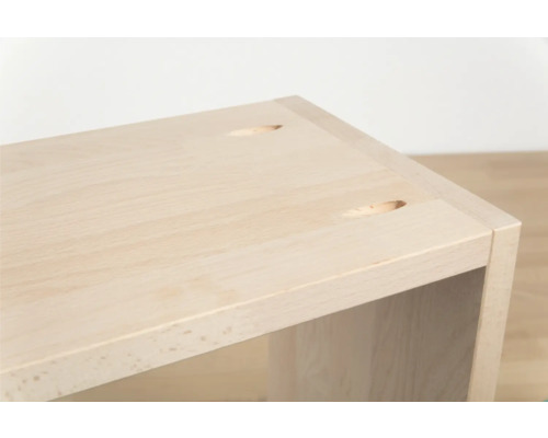 Detailopname van een lichte houten bank met boorgaten voor schroeven