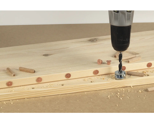 Houten planken worden verbonden met een deuvelboor en deuvels