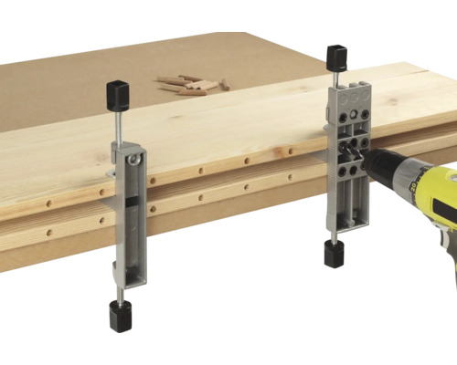 Plugboor sjabloon in gebruik met boormachine op hout