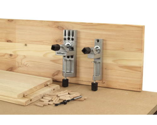 Twee deuvelstangen met hout, deuvels en boor