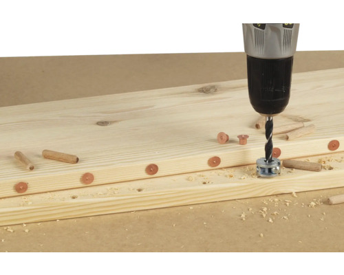 Houten plank met deuvels en boormachine voor houtverbindingen
