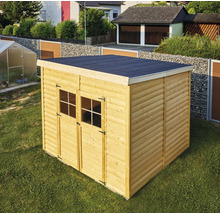 Houten tuinhuis met dubbele deur en dakleer in de tuin