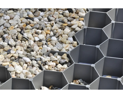 Detailopname van grind in een grindrooster