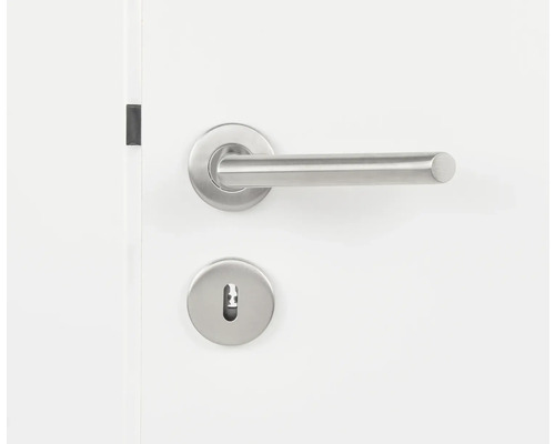 Roestvrijstalen deurklink met sleutelrozet op een deur